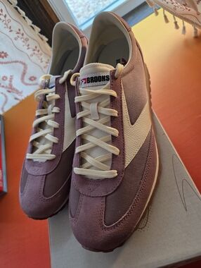 Brand New- Brooks Vanguard. Size Mens 12/13.5 Womens And Size 11M/12.5W